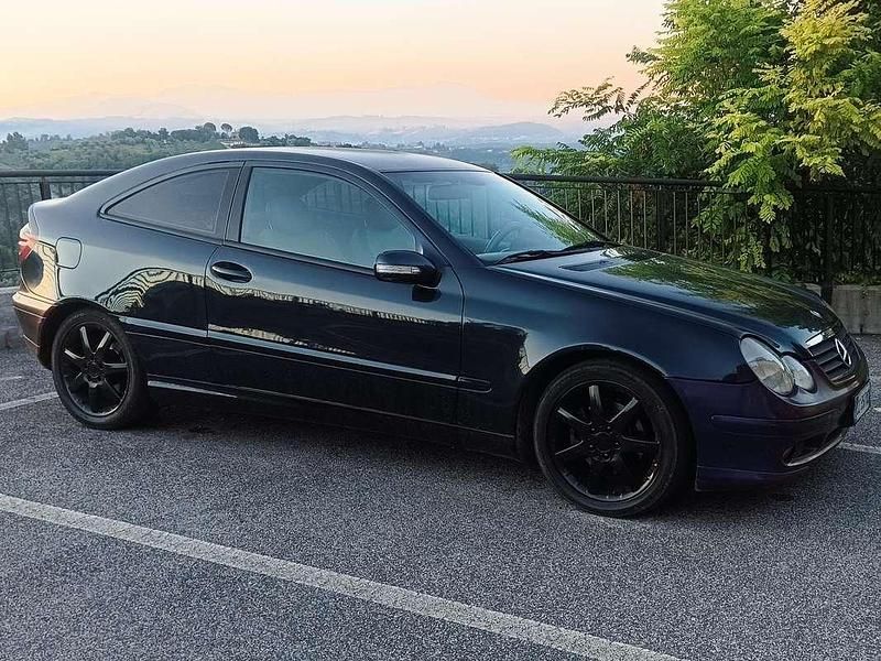 Usata Mercedes C220 143 CV (105 kW) 2002 Blu/azzurro Coupé