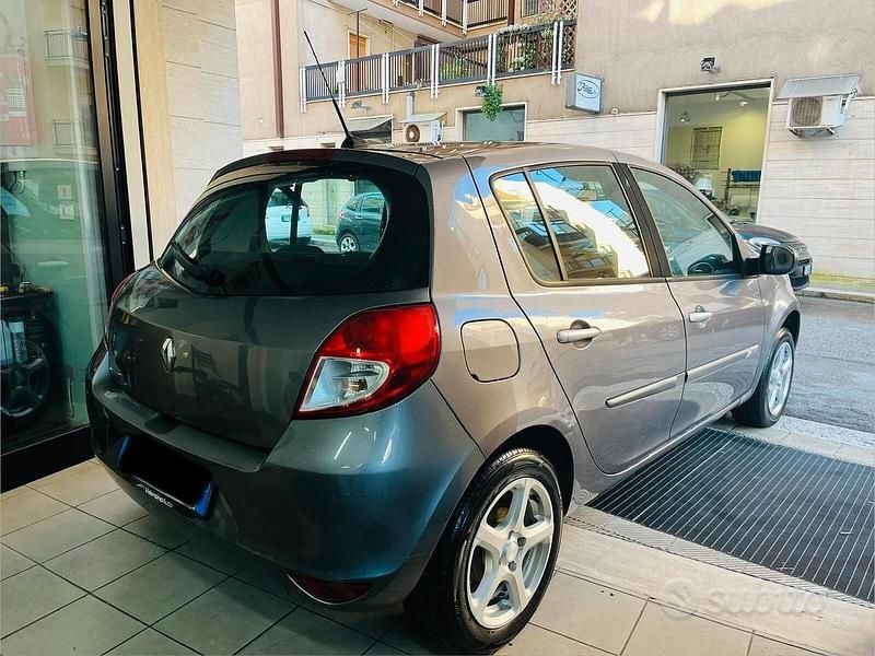 Usata Renault Clio II 72 CV (52 kW) 2010 Grigio Berlina