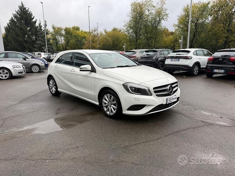 Bianco Usata 2015 Mercedes A180 Executive Tre volumi | 10.900 € (Buon prezzo) - Immagine 1/4