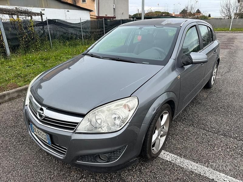 Grigio Usata 2007 Opel Astra Tre volumi | 1900 € (Buon prezzo) - Immagine 1/4