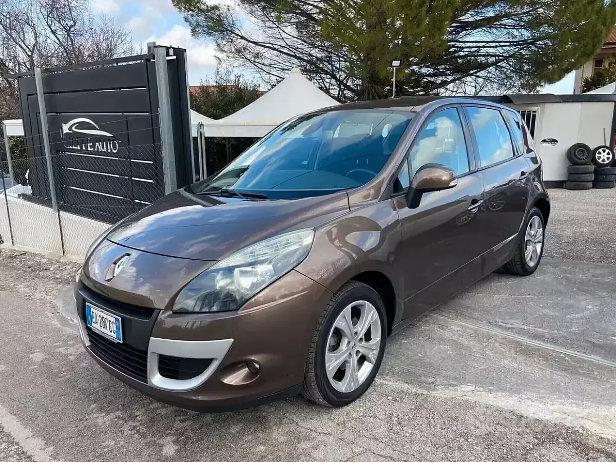 Usata Renault Scenic E-Tech Luxe 110 CV (80 kW) 2010 Marrone Monovolume