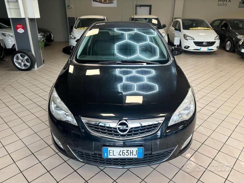 Usata Opel Astra Cosmo 100 CV (73 kW) 2013 Nero Berlina