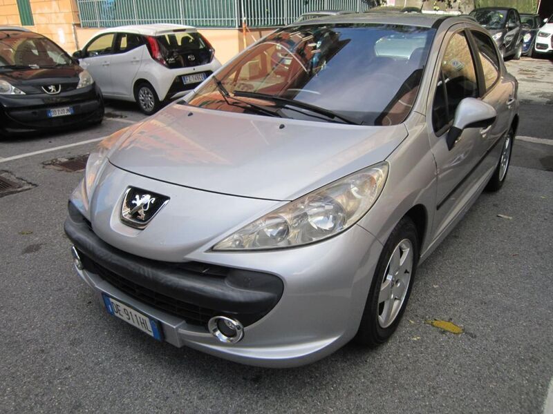 Usato 2007 Peugeot 207 1.4 Benzin 88 CV (2.999 €)