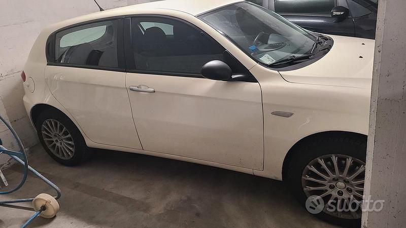 Usata Alfa Romeo 147 120 CV (88 kW) 2006 Bianco Utilitaria