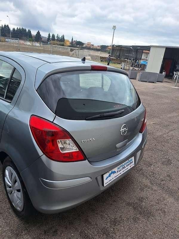 Usata Opel Corsa Edition 75 CV (55 kW) 2012 Berlina