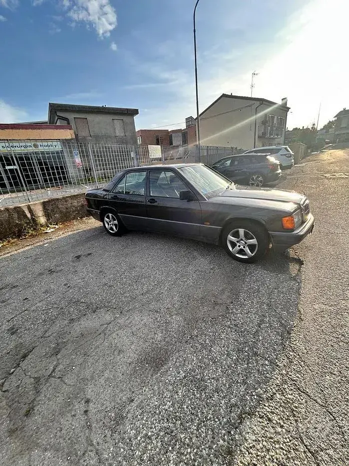 Usata Mercedes 190 75 CV (55 kW) 1992 Grigio Berlina