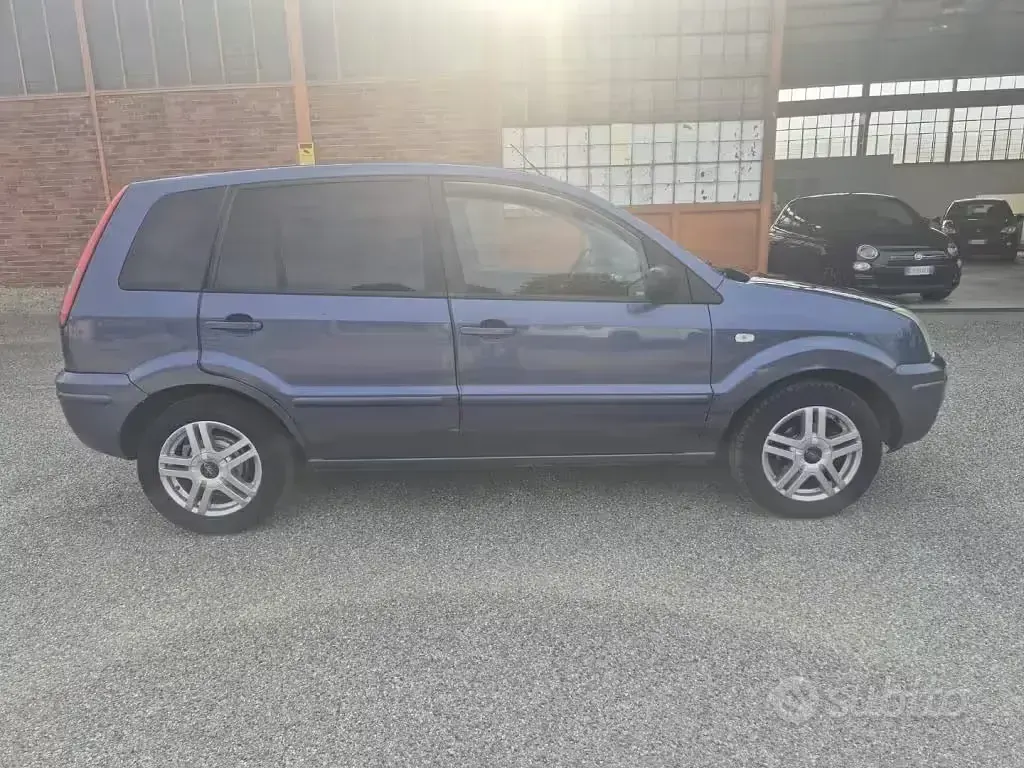 Usata Ford Fusion 68 CV (50 kW) 2005 Blu Utilitaria