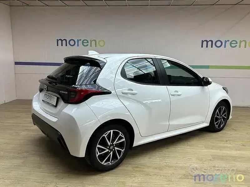 Usata Toyota Yaris Hybrid Trend 100 CV (73 kW) 2022 Bianco Berlina