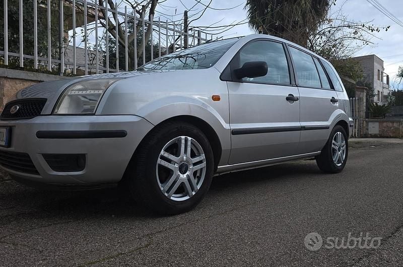 Usata Ford Fusion 68 CV (50 kW) 2003 Grigio Utilitaria