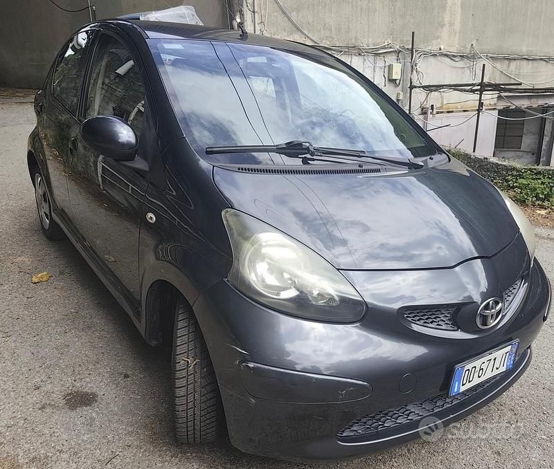 Usata Toyota Aygo 67 CV (49 kW) 2006 Grigio Utilitaria