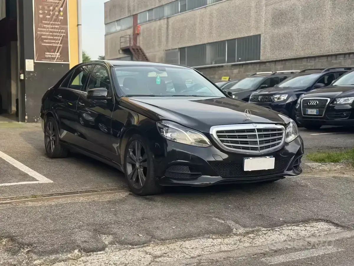 Usata Mercedes E200 Premium 136 CV (100 kW) 2015 Nero Berlina