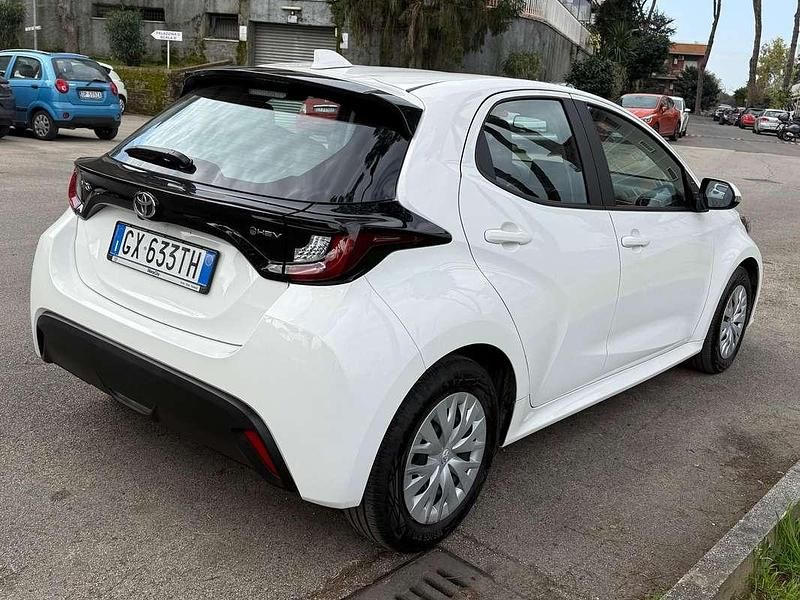 Usata Toyota Yaris Hybrid Active 92 CV (67 kW) 2024 Bianco Berlina