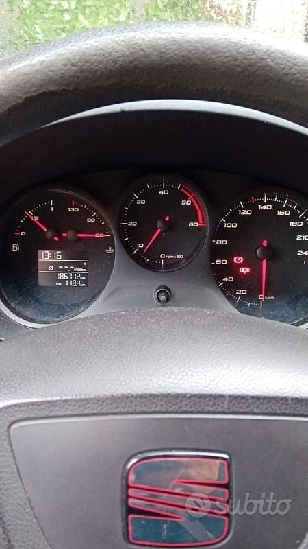 Usado Seat Leon 105 HP (77 kW) 2011 Cinzento Sedan
