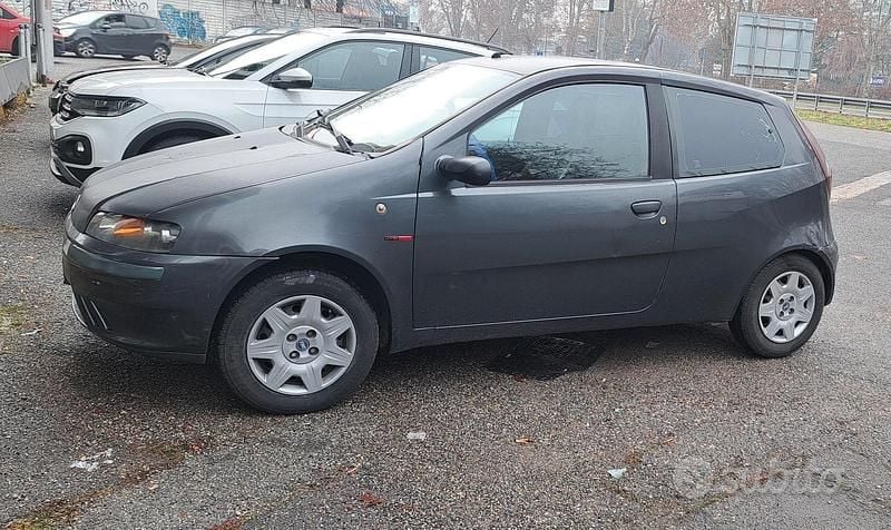 Usata Fiat Punto 80 CV (58 kW) 2003 Verde Utilitaria