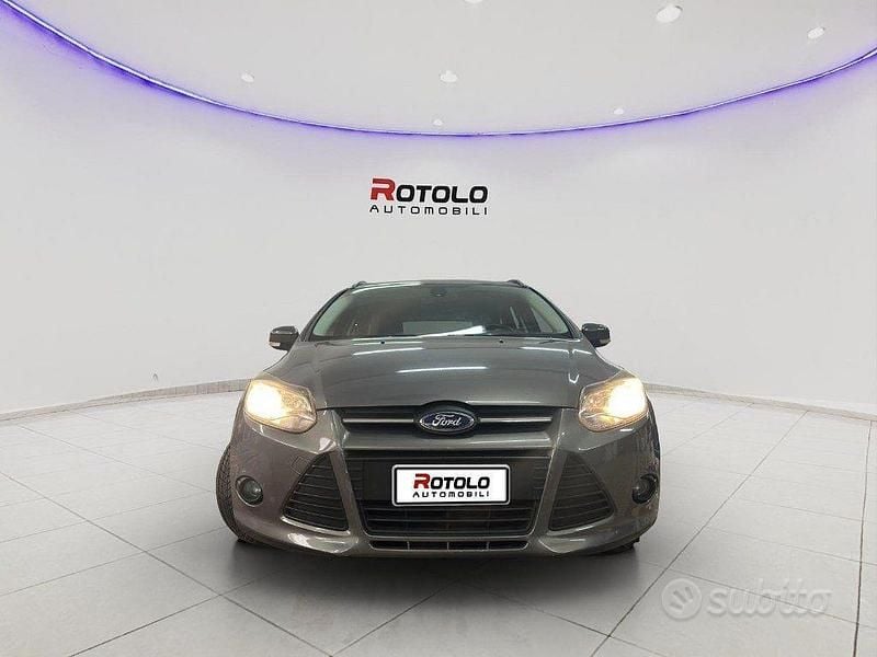 Usata Ford Focus 101 CV (74 kW) 2014 Grigio scuro Berlina