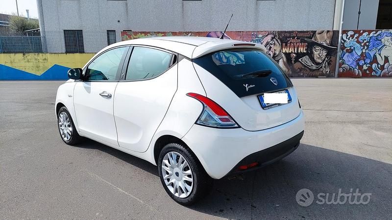 Usata Lancia Ypsilon 95 CV (69 kW) 2015 Bianco Utilitaria