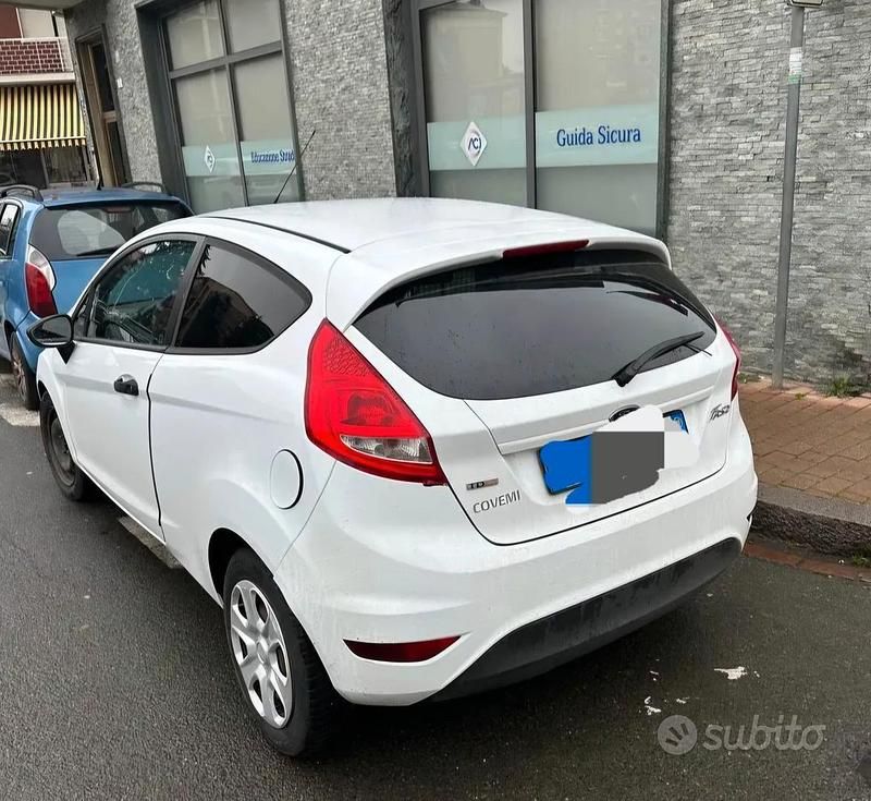 Usata Ford Fiesta 68 CV (50 kW) 2009 Bianco Utilitaria