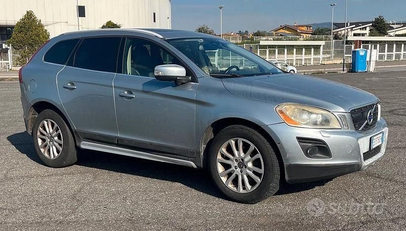 Grigio Usata 2010 Volvo XC60 SUV | 3900 € (Ottimo prezzo) - Immagine 1/4