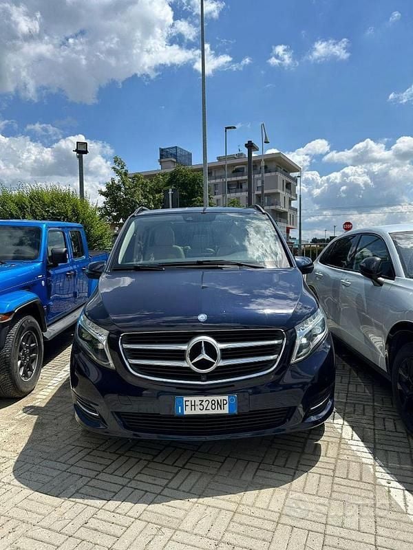 Usata Mercedes V250 Exclusive 190 CV (139 kW) 2017 Blu metallizzato Monovolume