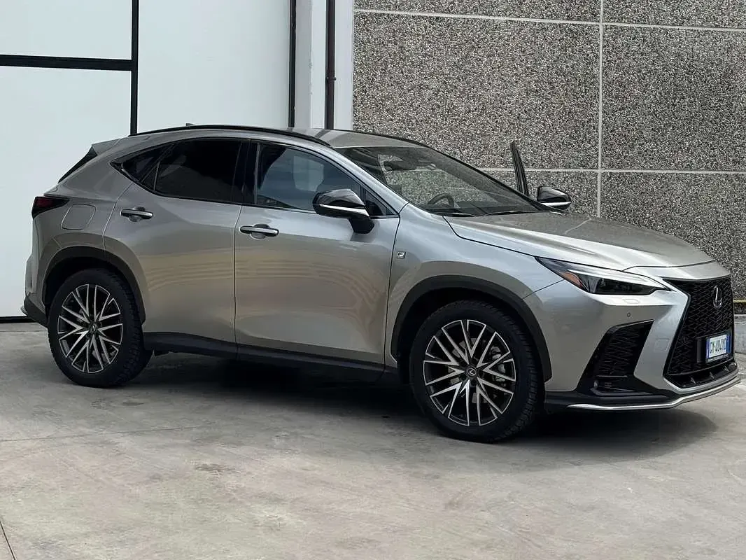 Usata Lexus NX450h+ Sport Line 185 CV (136 kW) 2025 Argento SUV