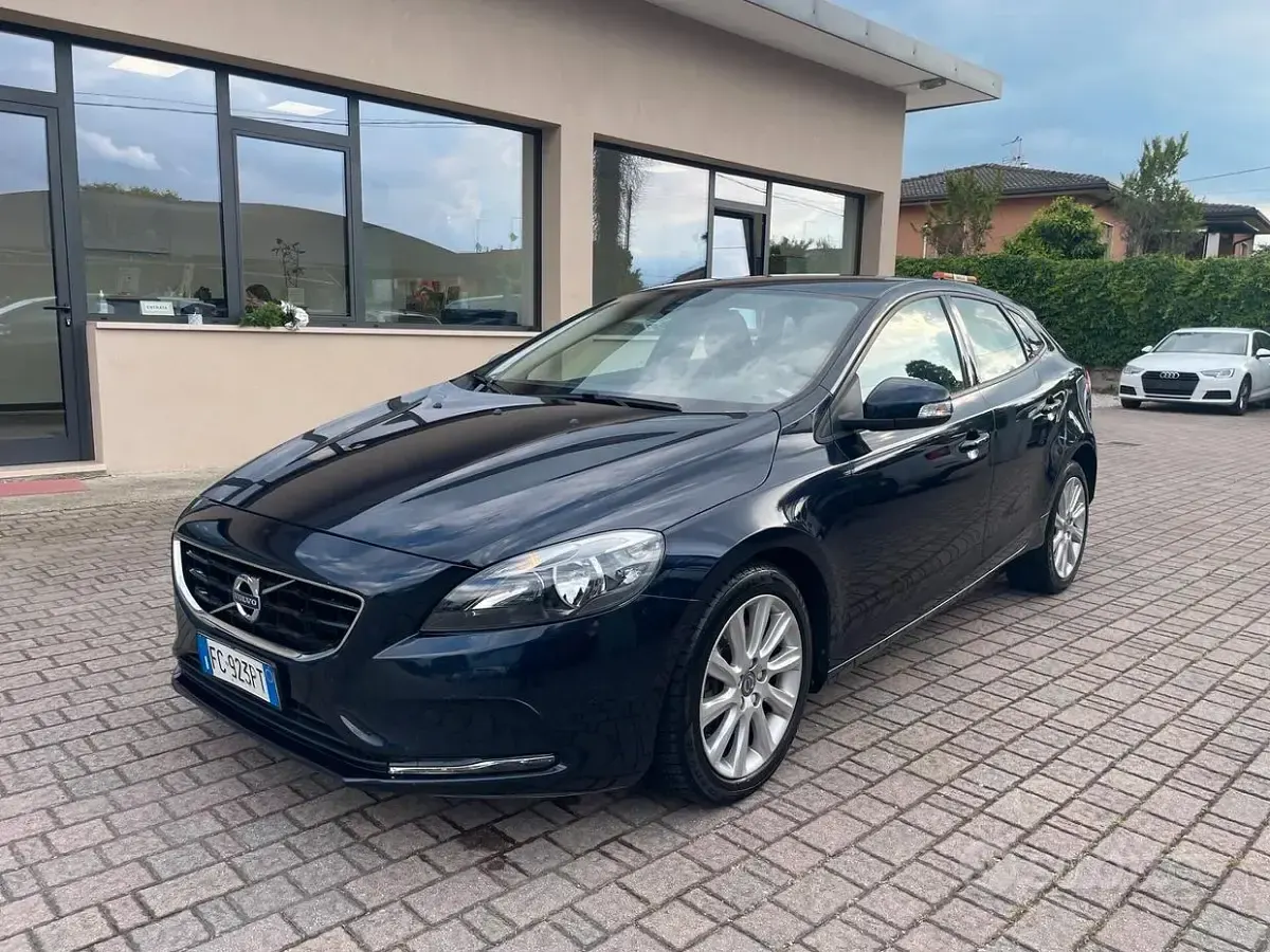Usata Volvo V40 Kinetic 120 CV (88 kW) 2016 Blu Berlina