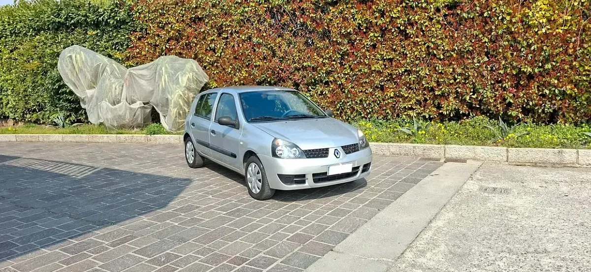 Gebraucht Renault Clio II 58 PS (42 kW) 2009 Grau Limousine