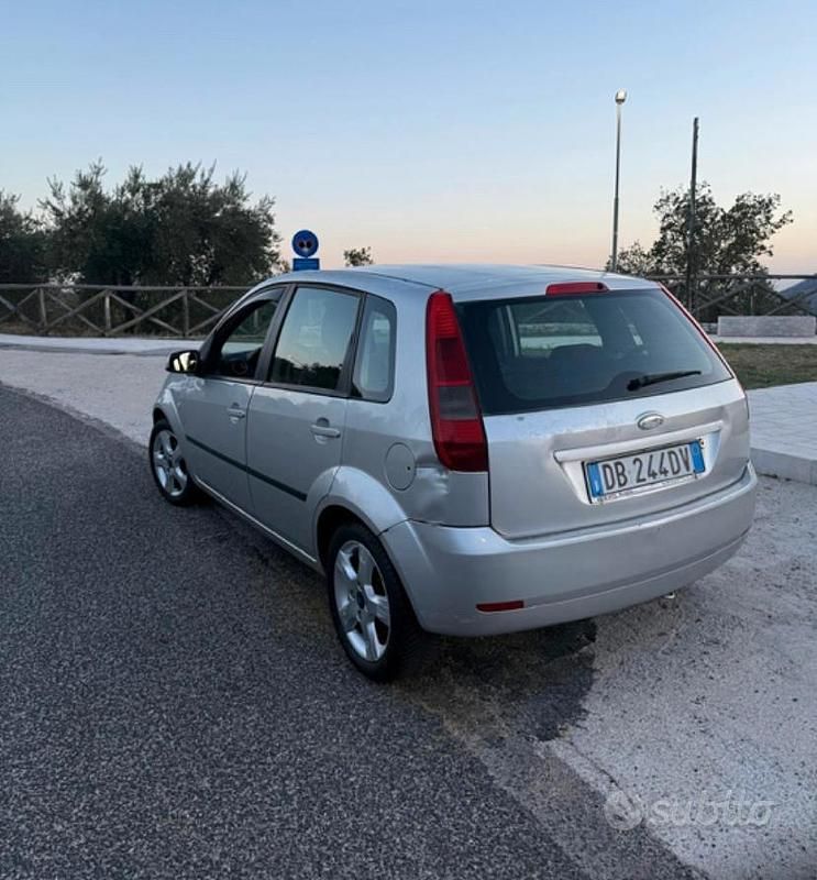 Usata Ford Fiesta 53 CV (38 kW) 2005 Grigio Utilitaria