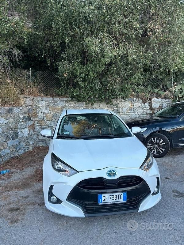 Usata Toyota Yaris Hybrid Active 116 CV (85 kW) 2021 Bianco Utilitaria