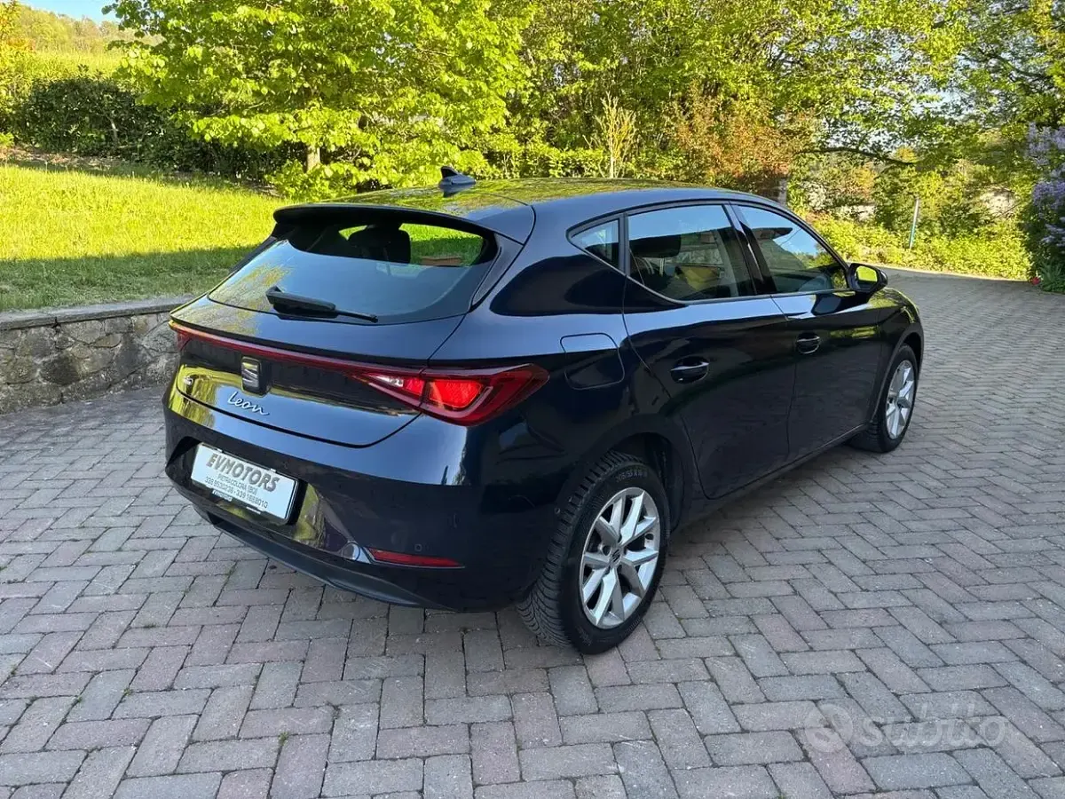 Begagnad Seat Leon Style 116 HK (85 kW) 2022 Blå Sedan