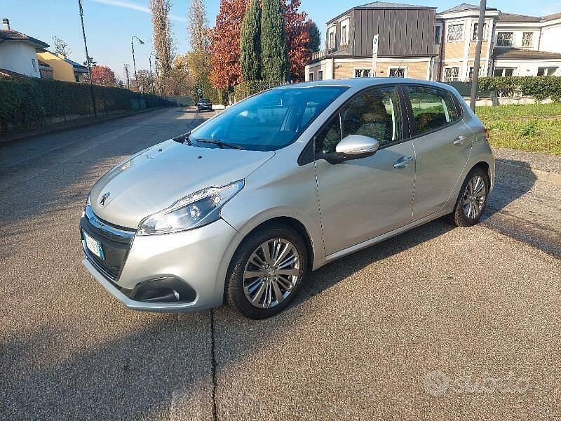 Grigio Usata 2017 Peugeot 208 Allure Due volumi | 8200 € (Buon prezzo) - Immagine 1/4