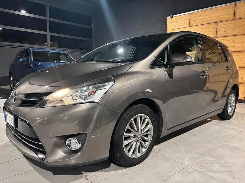 Usata Toyota Verso 111 CV (81 kW) 2016 Grigio Monovolume