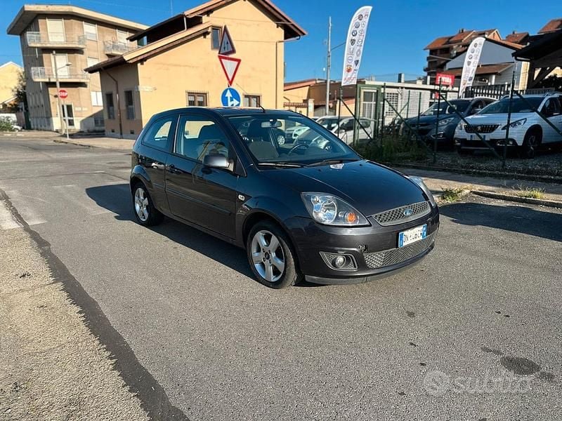 Usata Ford Fiesta Ghia 75 CV (55 kW) 2008 Argento Utilitaria