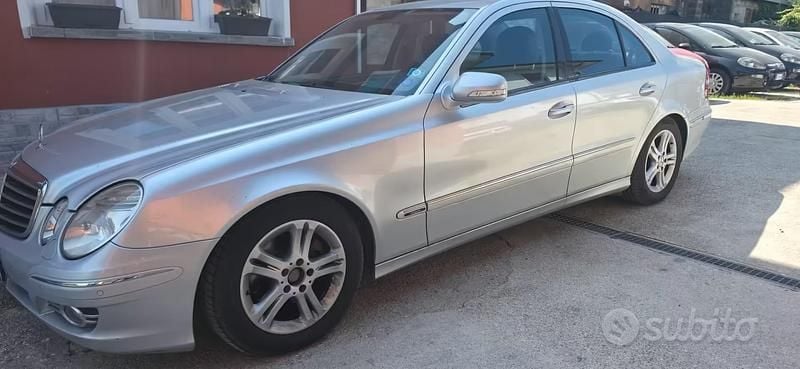 Usata Mercedes E220 Avantgarde 170 CV (125 kW) 2007 Grigio Berlina