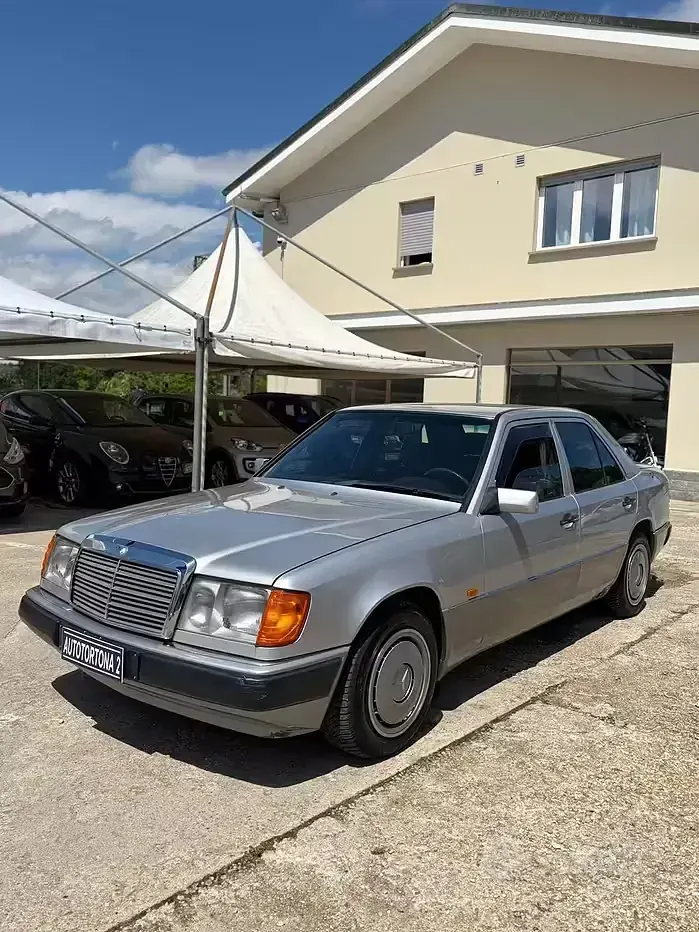 Käytetty Mercedes E200 136 HP (100 kW) 1994 Harmaa Sedan
