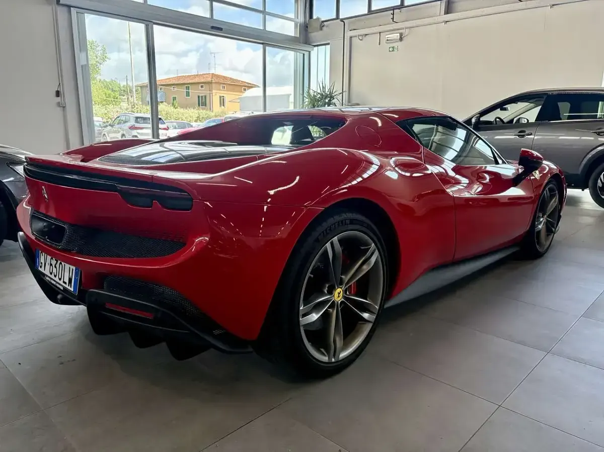 Usata Ferrari 296 829 CV (609 kW) 2024 Rosso corsa Coupé