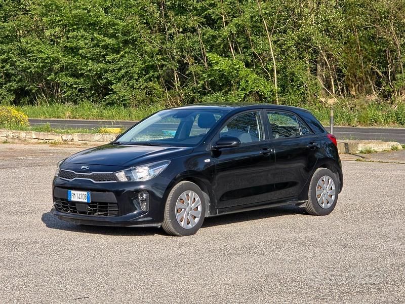Usado Kia Rio 84 CV (61 kW) 2017 Negro Berlina