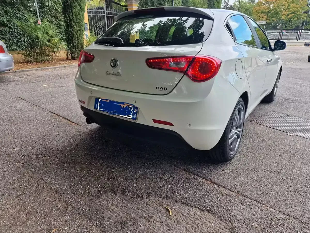 Usata Alfa Romeo Giulietta Distinctive 120 CV (88 kW) 2013 Bianco Utilitaria