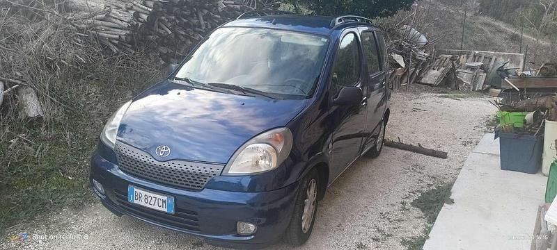 Usata Toyota Yaris Verso Sol 86 CV (63 kW) 2001 Blu Monovolume