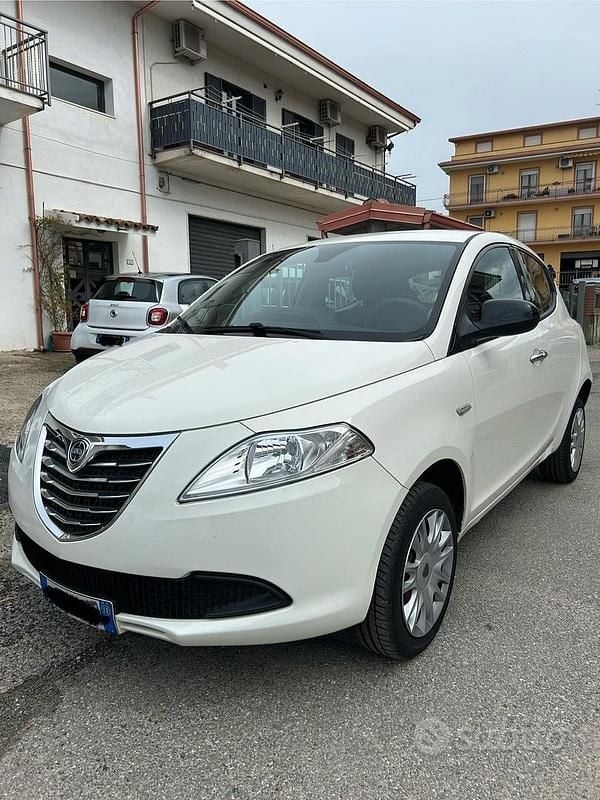 Usata Lancia Ypsilon Silver 85 CV (62 kW) 2014 Bianco Utilitaria