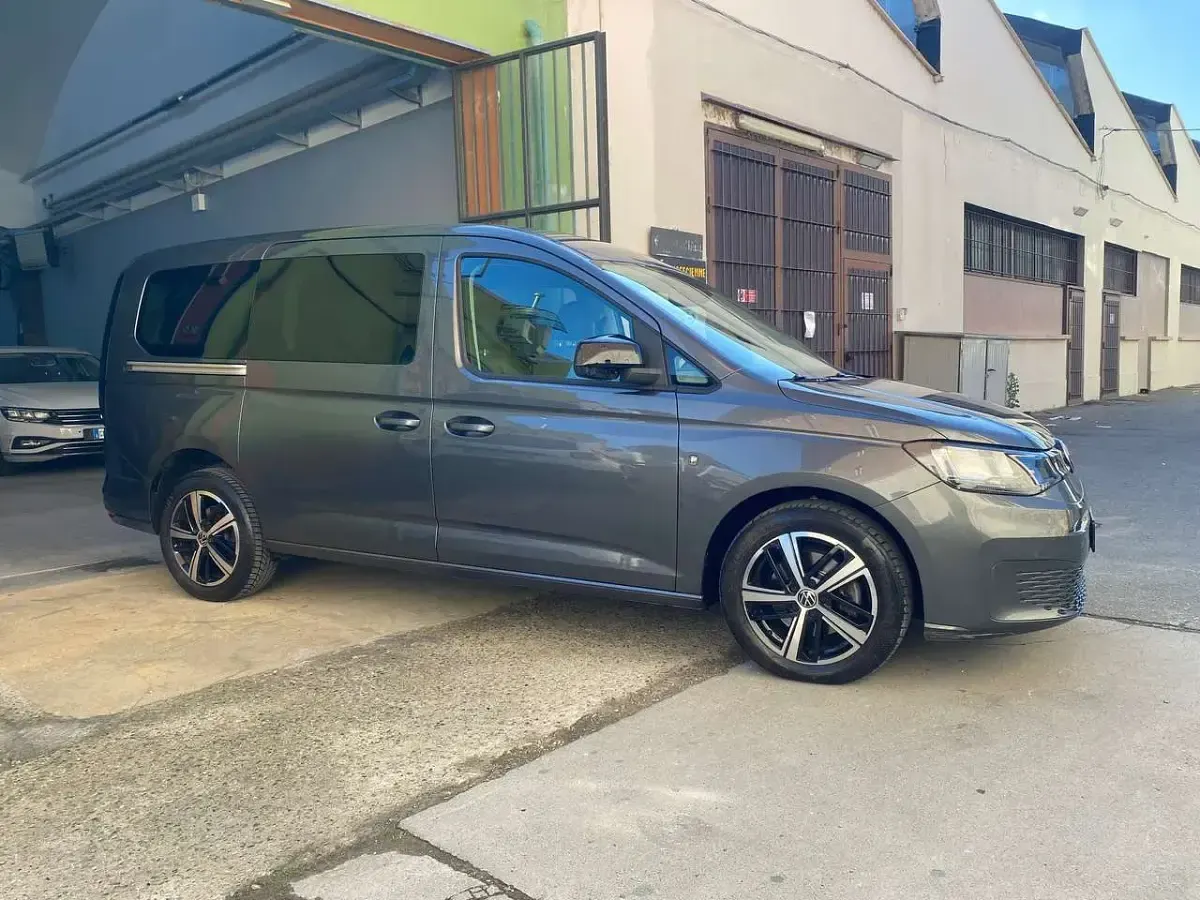 Usata VW Caddy 122 CV (89 kW) 2023 Grigio Monovolume