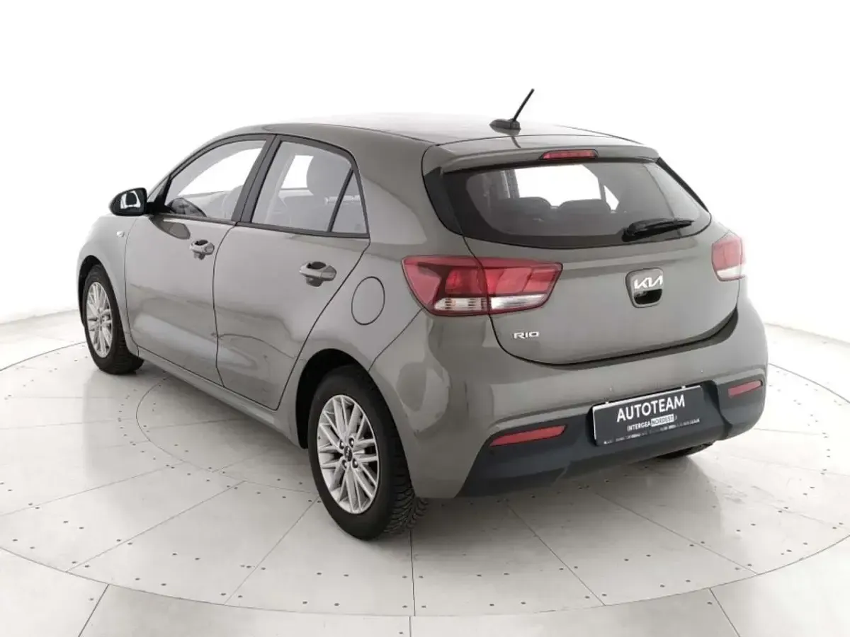 Usata Kia Rio Comfort 82 CV (60 kW) 2022 Verde oliva Berlina