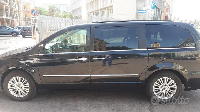 Usata Lancia Voyager 2012 Nero Monovolume