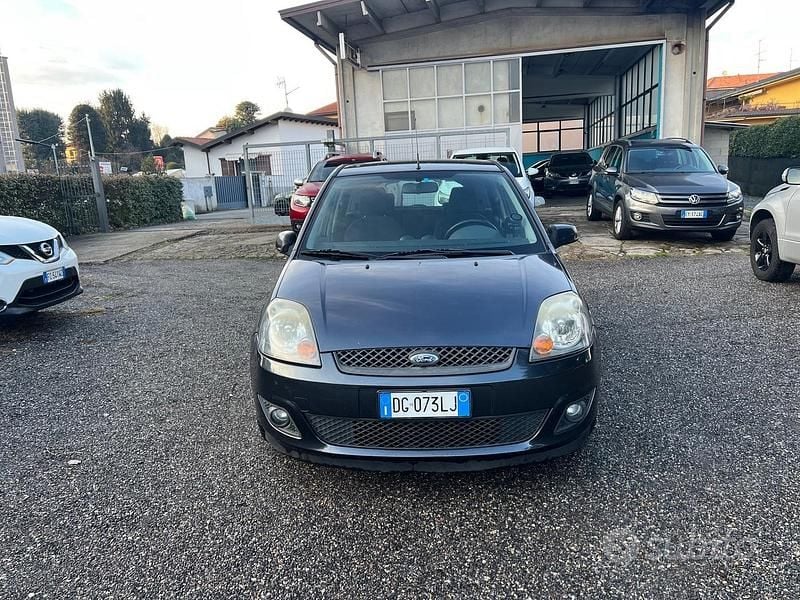 Usata Ford Fiesta Titanium 75 CV (55 kW) 2007 Grigio Utilitaria