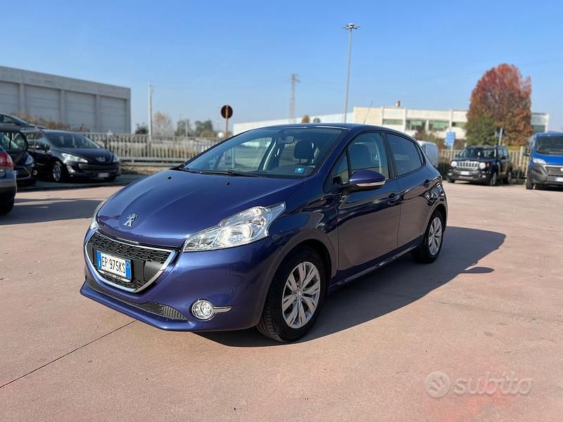 Blu Usata 2013 Peugeot 208 Active Due volumi | 6400 € (Buon prezzo) - Immagine 1/4