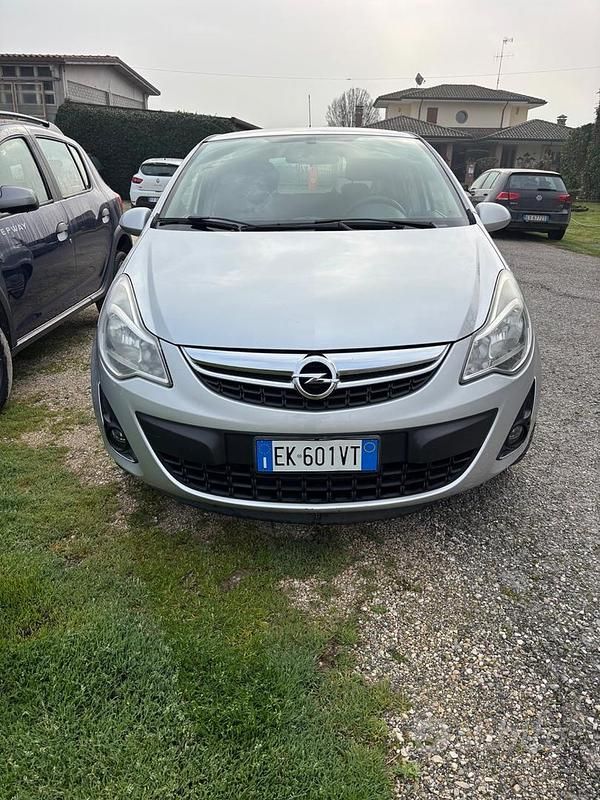 Usata Opel Corsa Edition 86 CV (63 kW) 2012 Grigio Utilitaria