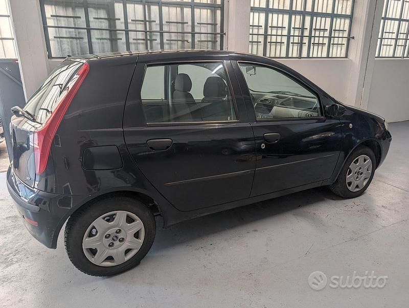 Usata Fiat Punto Dynamic 95 CV (69 kW) 2004 Blu Utilitaria