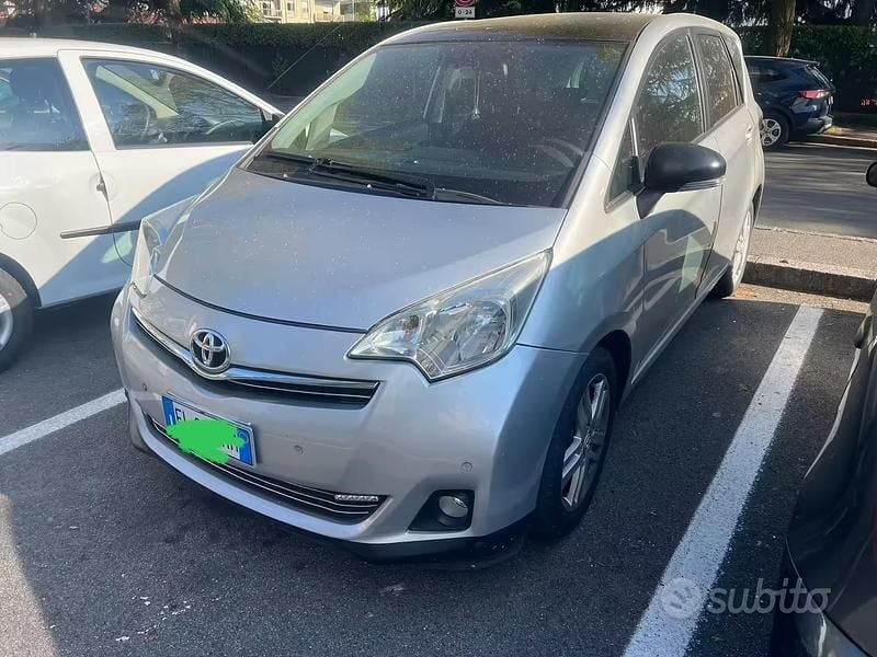 Usata Toyota Verso-S 99 CV (72 kW) 2012 Grigio Monovolume