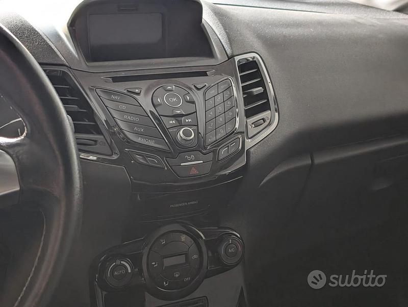 Usata Ford Fiesta 80 CV (58 kW) 2015 Bianco Berlina