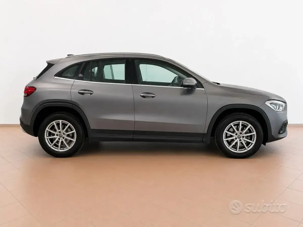 Usata Mercedes GLA200 Business 150 CV (110 kW) 2023 Grigio SUV