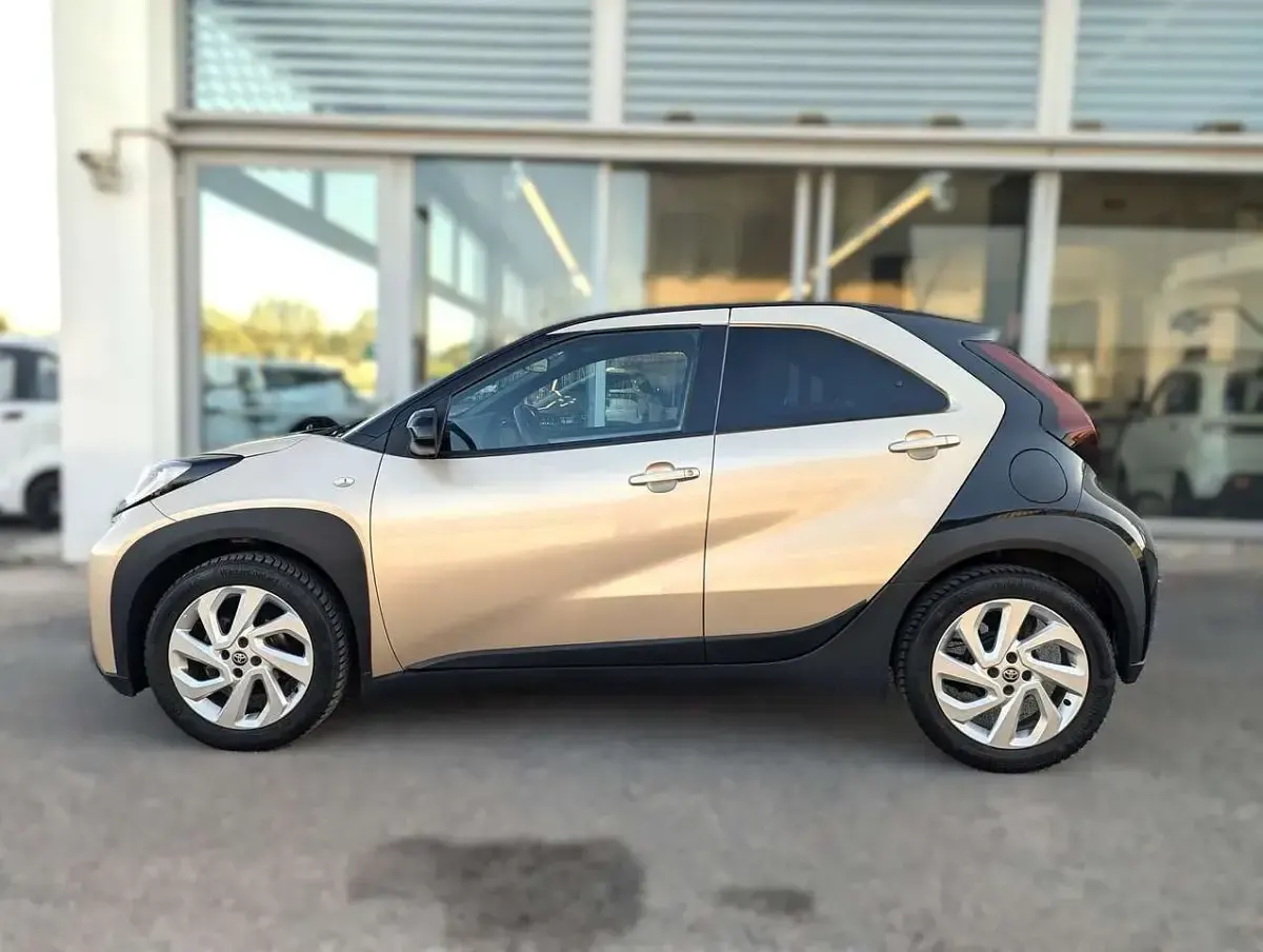 Begagnad Toyota Aygo X Trend 72 HK (52 kW) 2022 Guld SUV